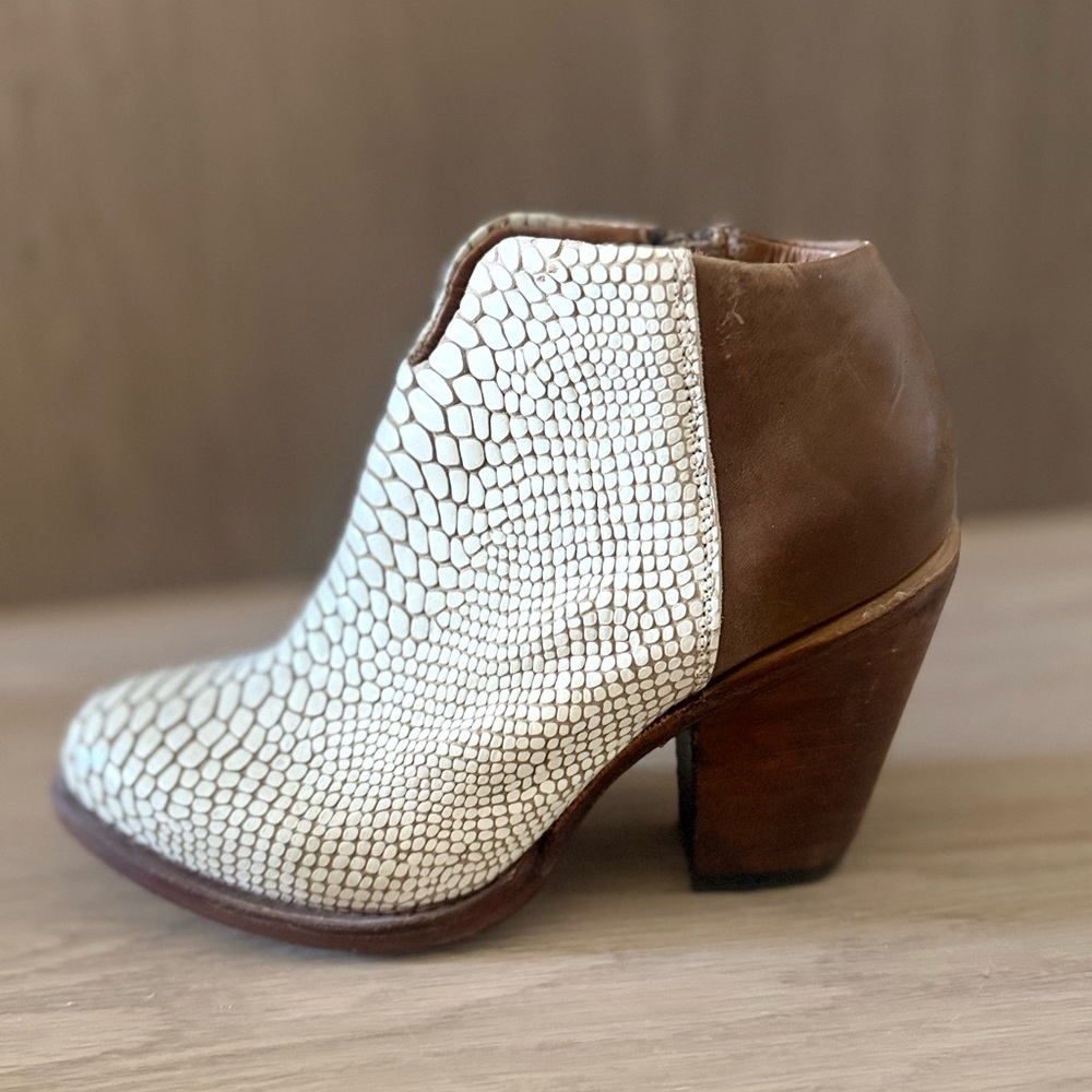 Freebird Detroit White Snake Booties Size 8 NWOT - Picture 3 of 6